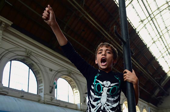 محطة بودابست تشهد فوضى عارمة.. لاجئون يقتحمون قطارا فارغا صورة رقم 3 محطة بودابست تشهد فوضى عارمة.. لاجئون يقتحمون قطارا فارغا صورة رقم 3