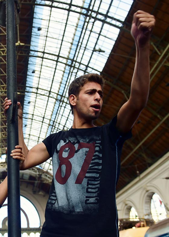 محطة بودابست تشهد فوضى عارمة.. لاجئون يقتحمون قطارا فارغا صورة رقم 4 محطة بودابست تشهد فوضى عارمة.. لاجئون يقتحمون قطارا فارغا صورة رقم 4