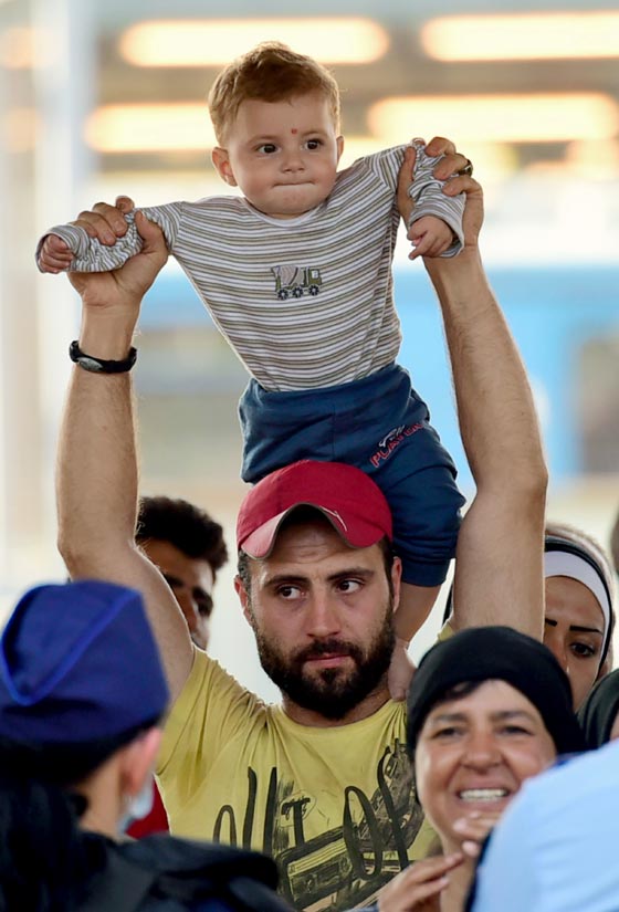 محطة بودابست تشهد فوضى عارمة.. لاجئون يقتحمون قطارا فارغا صورة رقم 6 محطة بودابست تشهد فوضى عارمة.. لاجئون يقتحمون قطارا فارغا صورة رقم 6