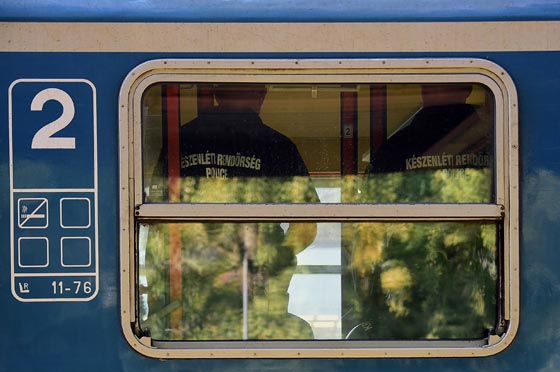 محطة بودابست تشهد فوضى عارمة.. لاجئون يقتحمون قطارا فارغا صورة رقم 8 محطة بودابست تشهد فوضى عارمة.. لاجئون يقتحمون قطارا فارغا صورة رقم 8