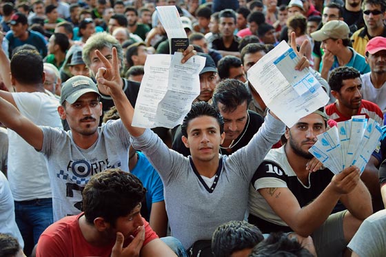 محطة بودابست تشهد فوضى عارمة.. لاجئون يقتحمون قطارا فارغا صورة رقم 9 محطة بودابست تشهد فوضى عارمة.. لاجئون يقتحمون قطارا فارغا صورة رقم 9