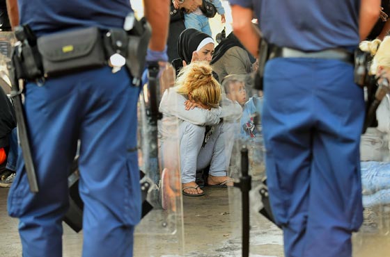 محطة بودابست تشهد فوضى عارمة.. لاجئون يقتحمون قطارا فارغا صورة رقم 13 محطة بودابست تشهد فوضى عارمة.. لاجئون يقتحمون قطارا فارغا صورة رقم 13