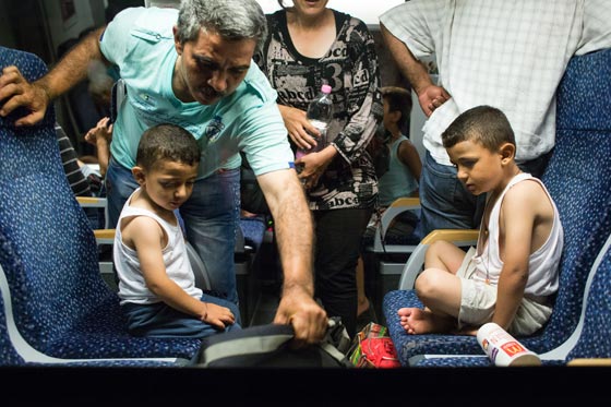 محطة بودابست تشهد فوضى عارمة.. لاجئون يقتحمون قطارا فارغا صورة رقم 15 محطة بودابست تشهد فوضى عارمة.. لاجئون يقتحمون قطارا فارغا صورة رقم 15