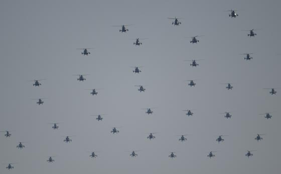 الصين تستعرض قوتها العسكرية الجبارة.. بالفيديو صورة رقم 3