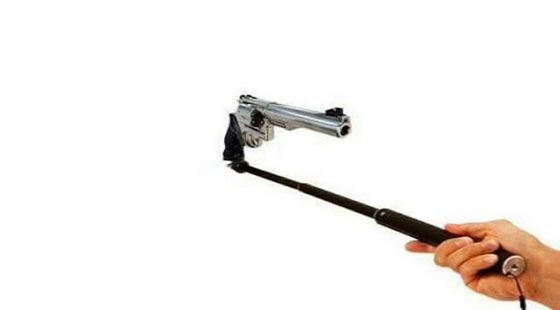 اراد التقاط سيلفي مع مسدسه فاطلق النار على نفسه عن طريق الخطأ صورة رقم 2 اراد التقاط سيلفي مع مسدسه فاطلق النار على نفسه عن طريق الخطأ صورة رقم 2