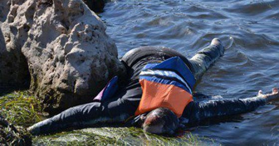 صورة طفل سوري غريق على الشاطئ التركي تهز العالم.. مشاهد مريعة صورة رقم 16 صورة طفل سوري غريق على الشاطئ التركي تهز العالم.. مشاهد مريعة صورة رقم 16