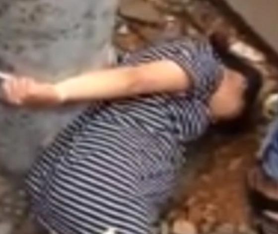 بالفيديو.. رجل يقيد زوجته الحامل امام الجيران ويعتدي عليها بوحشية صورة رقم 2