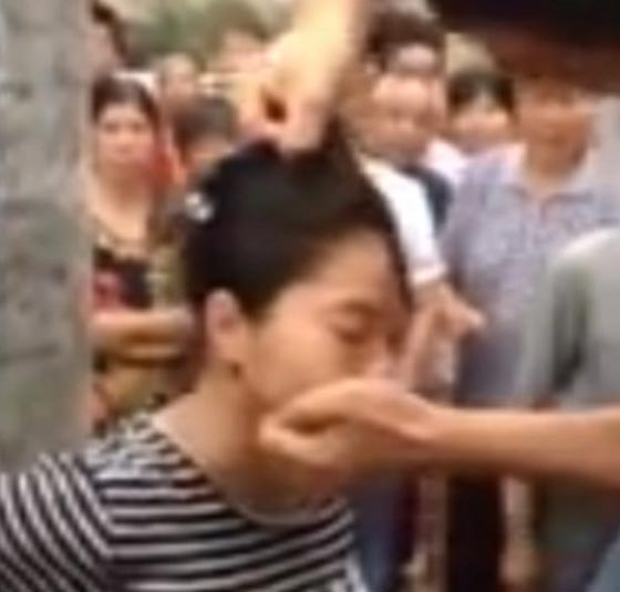 بالفيديو.. رجل يقيد زوجته الحامل امام الجيران ويعتدي عليها بوحشية صورة رقم 4