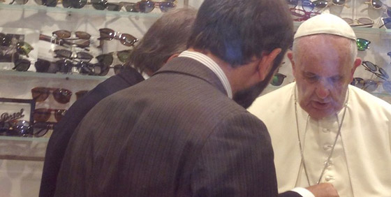 البابا يغير عدسات نظارته ويبقي على الاطار القديم لتقليل النفقات! صورة رقم 4 البابا يغير عدسات نظارته ويبقي على الاطار القديم لتقليل النفقات! صورة رقم 4