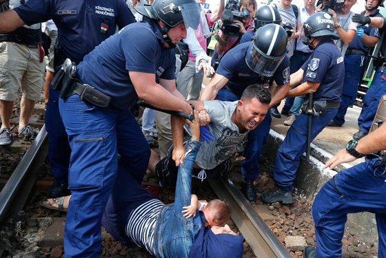 بالفيديو.. لاجئ سوري وزوجته وطفلهما يستلقون على سكة القطار في مشهد يدمي القلوب صورة رقم 1 بالفيديو.. لاجئ سوري وزوجته وطفلهما يستلقون على سكة القطار في مشهد يدمي القلوب صورة رقم 1
