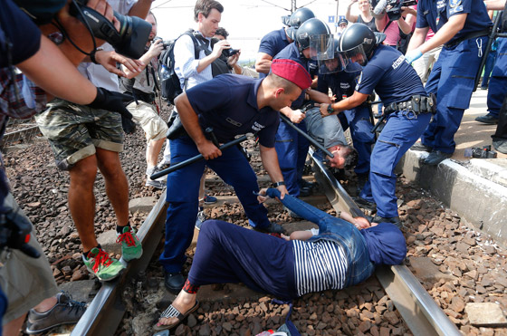 بالفيديو.. لاجئ سوري وزوجته وطفلهما يستلقون على سكة القطار في مشهد يدمي القلوب صورة رقم 3 بالفيديو.. لاجئ سوري وزوجته وطفلهما يستلقون على سكة القطار في مشهد يدمي القلوب صورة رقم 3