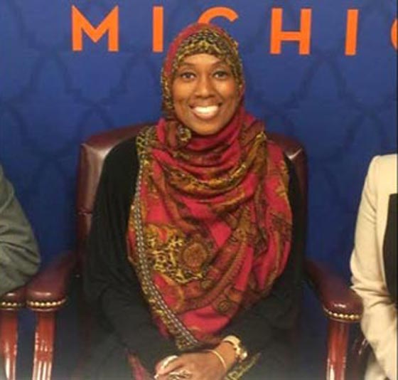 المشروبات الروحية تحرج مضيفة طيران مسلمة صورة رقم 2