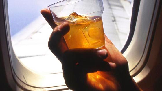 المشروبات الروحية تحرج مضيفة طيران مسلمة صورة رقم 4