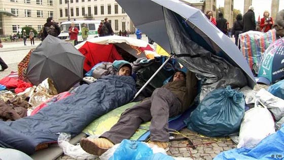 ماذا يقصد هذا اللاجئ السوري بإشارة الذبح الموجهة للاوروبيين؟ صورة رقم 2