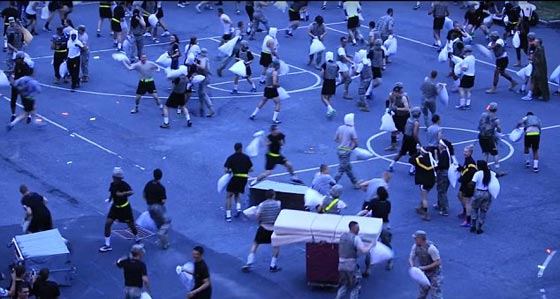 معركة الوسائد الامريكية تتحول الى حرب دموية شرسة صورة رقم 7