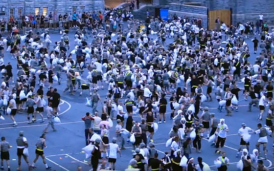 معركة الوسائد الامريكية تتحول الى حرب دموية شرسة صورة رقم 9