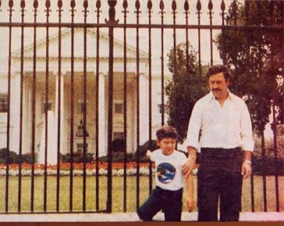  صور استفزت الامريكيين.. مجرم مطلوب للعدالة يلتقط صورة امام البيت الابيض صورة رقم 1