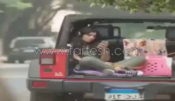 تامر حسني ينشر فيديو غادة عادل تقفز صارخة من قرد هاجمها في فيلم اهواك صورة رقم 1