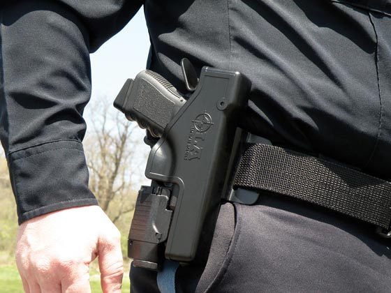 شرطي اردني يقتل زميله بطلق ناري انفلت من سلاحه بالخطأ صورة رقم 1