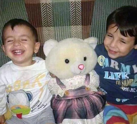 صور الطفل السوري آلان الكردي يلعب قبل ركوبه قارب الموت صورة رقم 1