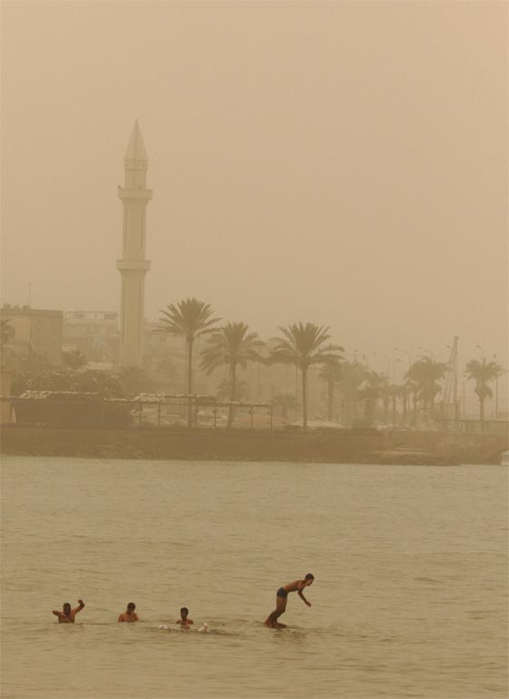 الشرق الاوسط يغرق في عاصفة ترابية.. وهذه هي آثارها المدمرة صورة رقم 10