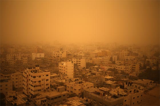 الشرق الاوسط يغرق في عاصفة ترابية.. وهذه هي آثارها المدمرة صورة رقم 1