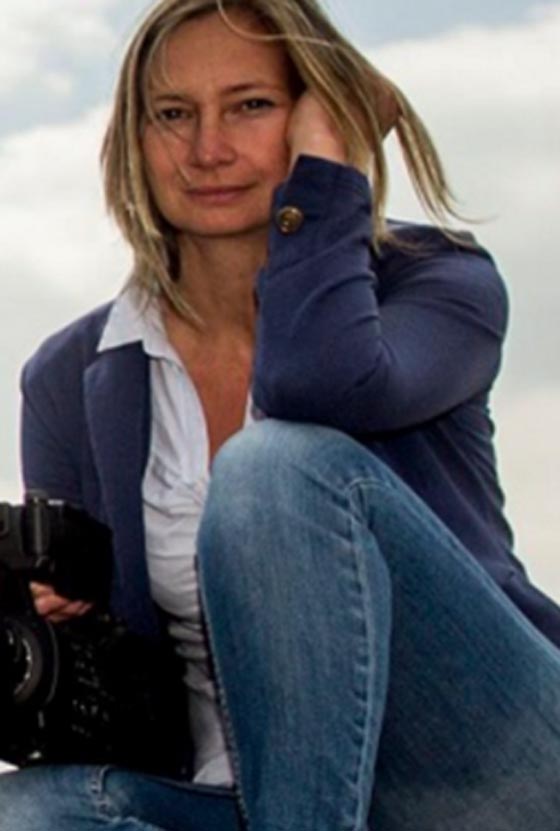 فيديو صادم.. صحفية مجرية تعرقل لاجئا سوريا اثناء فراره من الشرطة صورة رقم 1