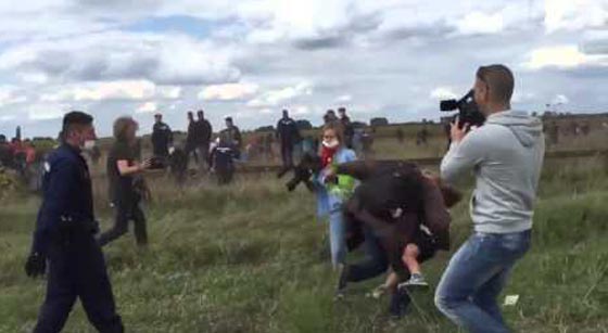 فيديو صادم.. صحفية مجرية تعرقل لاجئا سوريا اثناء فراره من الشرطة صورة رقم 4