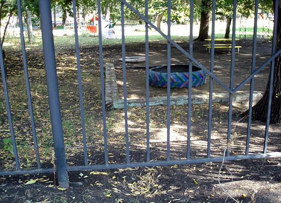 صدق او لا تصدق.. طفلان يحفران نفقا للهروب من الروضة وشراء جاغوار صورة رقم 1