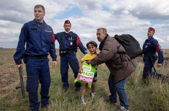 اعتذار غير مقبول من المصورة المجرية التي عرقلت مهاجرا سوريا: خفت منهم ودافعت عن نفسي! صورة رقم 9