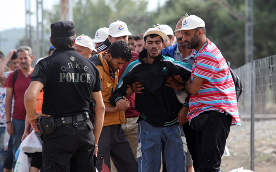لاجئون يتعرضون للضرب بالهراوات بعد رحلة عذاب الى مقدونيا صورة رقم 1 لاجئون يتعرضون للضرب بالهراوات بعد رحلة عذاب الى مقدونيا صورة رقم 1