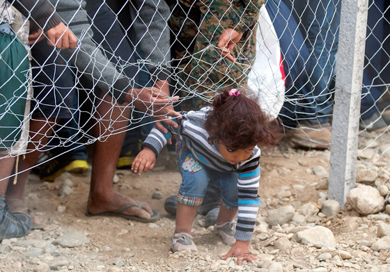 لاجئون يتعرضون للضرب بالهراوات بعد رحلة عذاب الى مقدونيا صورة رقم 2 لاجئون يتعرضون للضرب بالهراوات بعد رحلة عذاب الى مقدونيا صورة رقم 2
