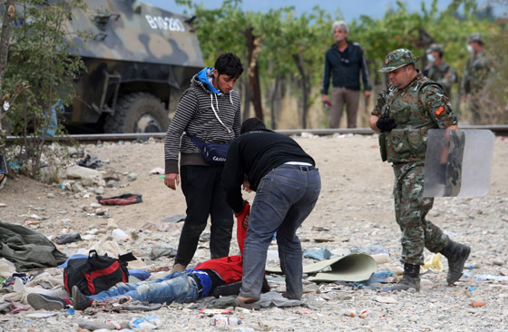 لاجئون يتعرضون للضرب بالهراوات بعد رحلة عذاب الى مقدونيا صورة رقم 3 لاجئون يتعرضون للضرب بالهراوات بعد رحلة عذاب الى مقدونيا صورة رقم 3