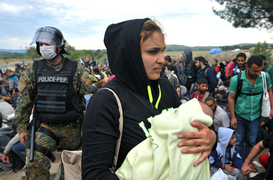 لاجئون يتعرضون للضرب بالهراوات بعد رحلة عذاب الى مقدونيا صورة رقم 4 لاجئون يتعرضون للضرب بالهراوات بعد رحلة عذاب الى مقدونيا صورة رقم 4