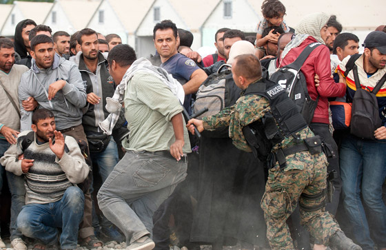 لاجئون يتعرضون للضرب بالهراوات بعد رحلة عذاب الى مقدونيا صورة رقم 5 لاجئون يتعرضون للضرب بالهراوات بعد رحلة عذاب الى مقدونيا صورة رقم 5