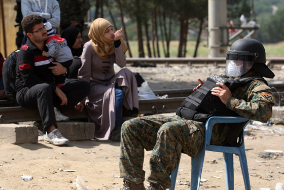 لاجئون يتعرضون للضرب بالهراوات بعد رحلة عذاب الى مقدونيا صورة رقم 6 لاجئون يتعرضون للضرب بالهراوات بعد رحلة عذاب الى مقدونيا صورة رقم 6