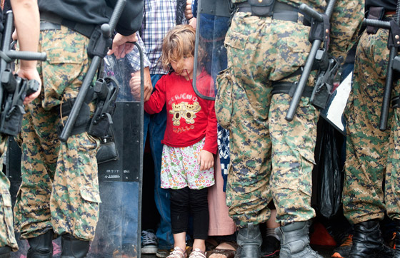 لاجئون يتعرضون للضرب بالهراوات بعد رحلة عذاب الى مقدونيا صورة رقم 7 لاجئون يتعرضون للضرب بالهراوات بعد رحلة عذاب الى مقدونيا صورة رقم 7