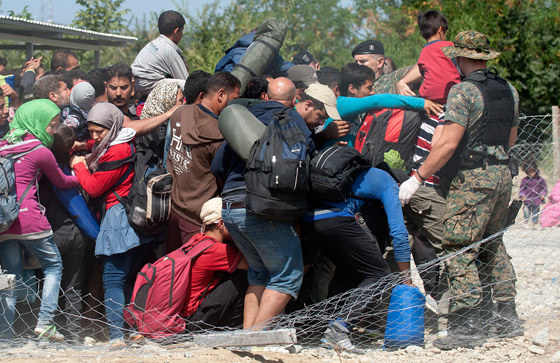 لاجئون يتعرضون للضرب بالهراوات بعد رحلة عذاب الى مقدونيا صورة رقم 8 لاجئون يتعرضون للضرب بالهراوات بعد رحلة عذاب الى مقدونيا صورة رقم 8