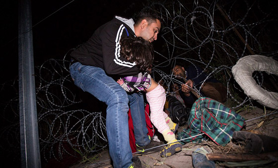 لاجئون يتعرضون للضرب بالهراوات بعد رحلة عذاب الى مقدونيا صورة رقم 9 لاجئون يتعرضون للضرب بالهراوات بعد رحلة عذاب الى مقدونيا صورة رقم 9