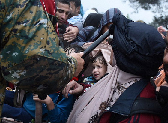 لاجئون يتعرضون للضرب بالهراوات بعد رحلة عذاب الى مقدونيا صورة رقم 10 لاجئون يتعرضون للضرب بالهراوات بعد رحلة عذاب الى مقدونيا صورة رقم 10