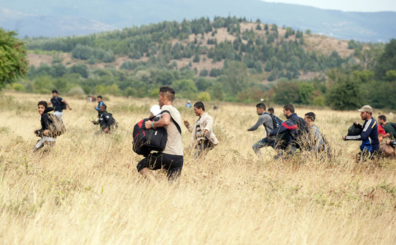 لاجئون يتعرضون للضرب بالهراوات بعد رحلة عذاب الى مقدونيا صورة رقم 14 لاجئون يتعرضون للضرب بالهراوات بعد رحلة عذاب الى مقدونيا صورة رقم 14