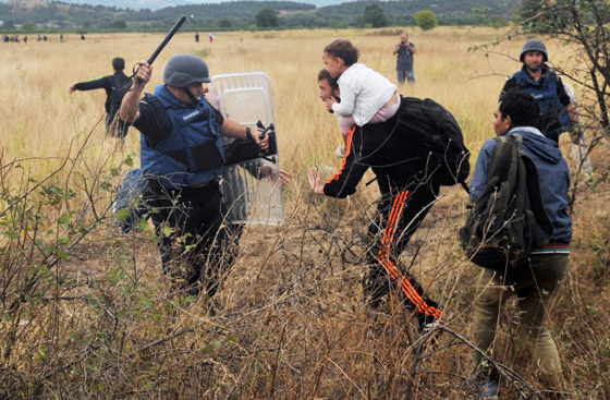 لاجئون يتعرضون للضرب بالهراوات بعد رحلة عذاب الى مقدونيا صورة رقم 15 لاجئون يتعرضون للضرب بالهراوات بعد رحلة عذاب الى مقدونيا صورة رقم 15