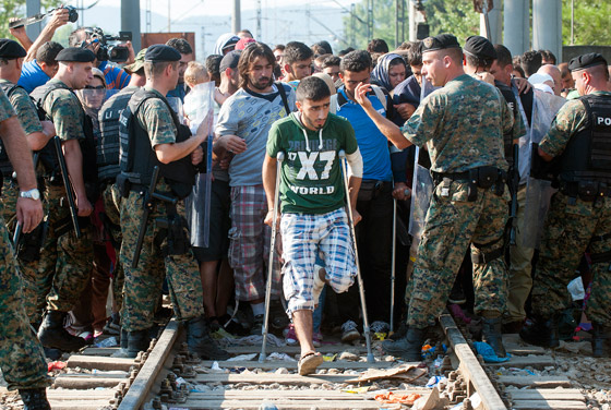 لاجئون يتعرضون للضرب بالهراوات بعد رحلة عذاب الى مقدونيا صورة رقم 16 لاجئون يتعرضون للضرب بالهراوات بعد رحلة عذاب الى مقدونيا صورة رقم 16