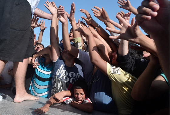 لاجئون يتعرضون للضرب بالهراوات بعد رحلة عذاب الى مقدونيا صورة رقم 17 لاجئون يتعرضون للضرب بالهراوات بعد رحلة عذاب الى مقدونيا صورة رقم 17