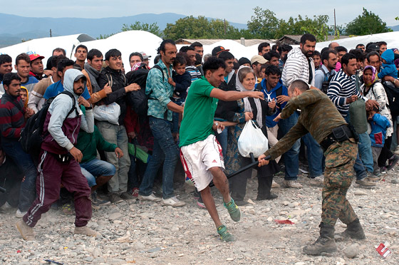لاجئون يتعرضون للضرب بالهراوات بعد رحلة عذاب الى مقدونيا صورة رقم 18 لاجئون يتعرضون للضرب بالهراوات بعد رحلة عذاب الى مقدونيا صورة رقم 18