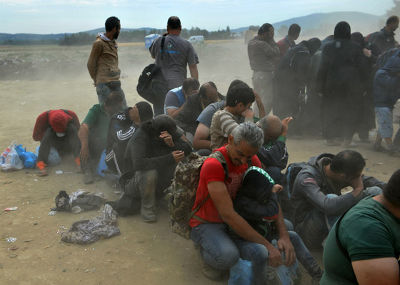 لاجئون يتعرضون للضرب بالهراوات بعد رحلة عذاب الى مقدونيا صورة رقم 19 لاجئون يتعرضون للضرب بالهراوات بعد رحلة عذاب الى مقدونيا صورة رقم 19