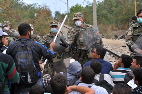 لاجئون يتعرضون للضرب بالهراوات بعد رحلة عذاب الى مقدونيا صورة رقم 20 لاجئون يتعرضون للضرب بالهراوات بعد رحلة عذاب الى مقدونيا صورة رقم 20