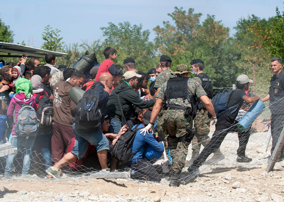 لاجئون يتعرضون للضرب بالهراوات بعد رحلة عذاب الى مقدونيا صورة رقم 21 لاجئون يتعرضون للضرب بالهراوات بعد رحلة عذاب الى مقدونيا صورة رقم 21