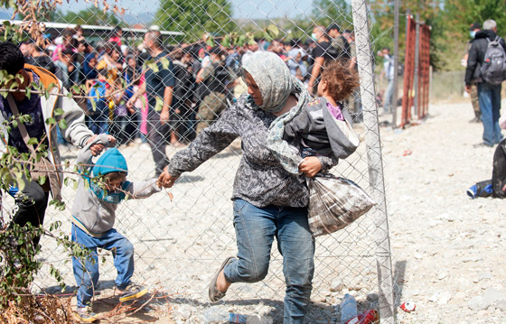 لاجئون يتعرضون للضرب بالهراوات بعد رحلة عذاب الى مقدونيا صورة رقم 22 لاجئون يتعرضون للضرب بالهراوات بعد رحلة عذاب الى مقدونيا صورة رقم 22