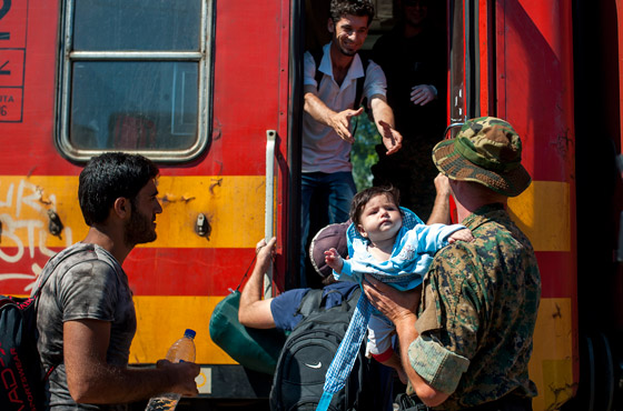 لاجئون يتعرضون للضرب بالهراوات بعد رحلة عذاب الى مقدونيا صورة رقم 24 لاجئون يتعرضون للضرب بالهراوات بعد رحلة عذاب الى مقدونيا صورة رقم 24